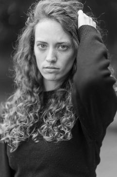 Portrait schwarz-weiss, lockige lange Haare