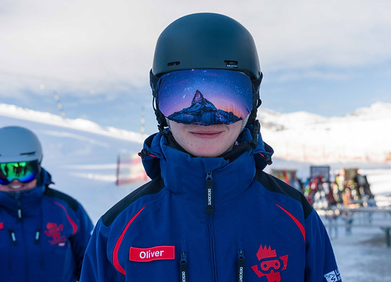 Portrait auf der Skipiste in Lenk mit Swiss Ski und dem JUSKILA