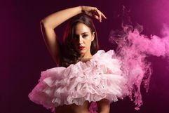 Fashion, Headshot Fotografie im Studio. Glitzer und mit viel Violett, Pink und weissem Rauch als ergänzende Stilmittel.