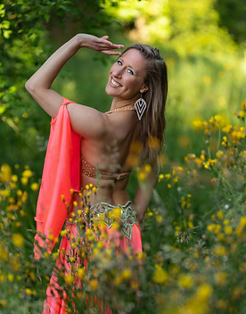 Belly Dance Tänzerin Portrait in der Natur mit wunderschönen Blumen in Zürich-West von Sabrina Fiechter.