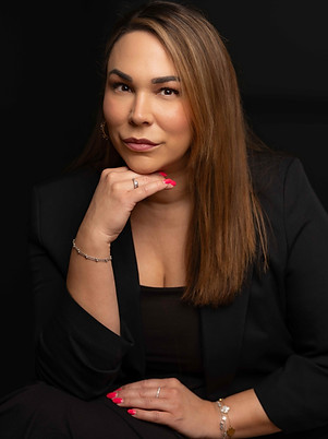 Business Portrait mit schwarzem Hintergrund von einer Frau