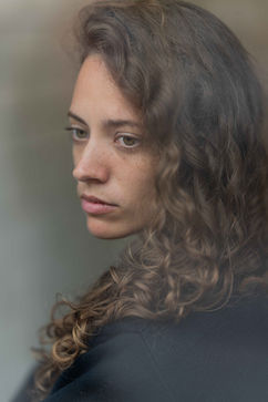 Portrait hinter der Glasscheibe