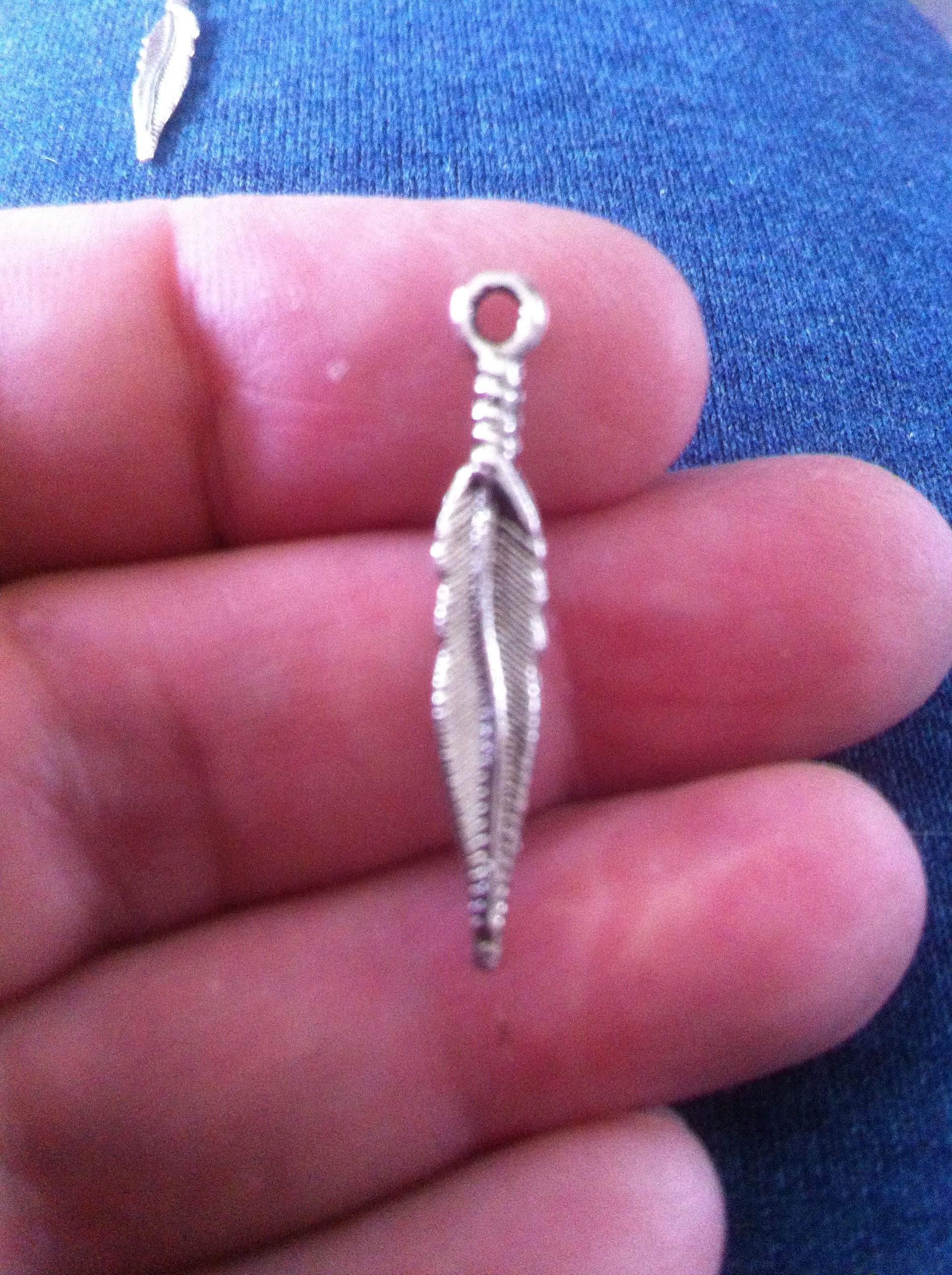 Charms: Small silver feather# 32