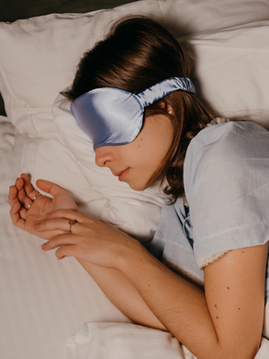  Natural sleep remedies flatlay with pillow mist, eye mask, and lavender
