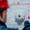 engenheiro-instalando-sensor-sistema-ppci-1024x683.jpg.webp