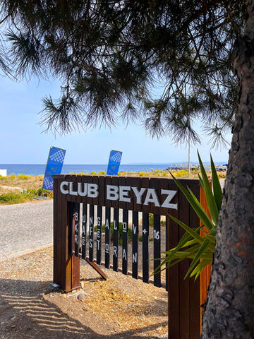 Assos Club Beyaz tesis girişi