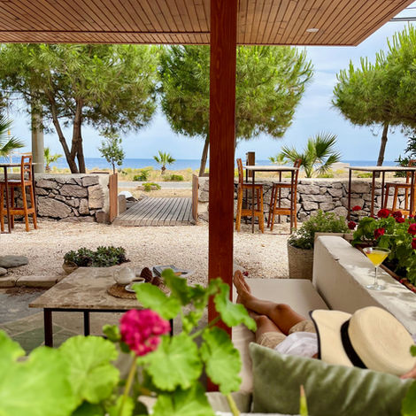 Assos Club Beyaz bahçe oturma alanı