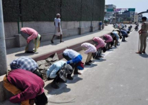 Fake News Telling Bihar's photo of workers holding ears in front of police, viral on social media