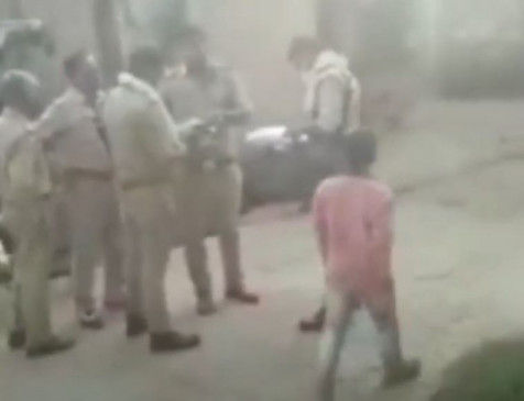 Fake News: up police barge into the hathras victims house and seize the papers?