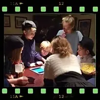 Barnen löser mysteriet tillsammans och med fysiskt material och multimedia