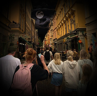 Gamla Stans Guide App används av en familj i Gamla stan, Stockholm