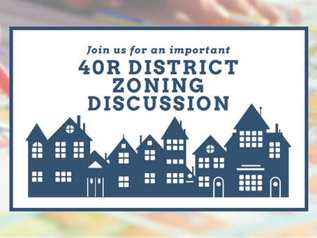 Invitación a discusión sobre el distrito 40R. Fondo borroso de mapas, mano con lápiz rojo. Casas azules en el centro. Texto en español.