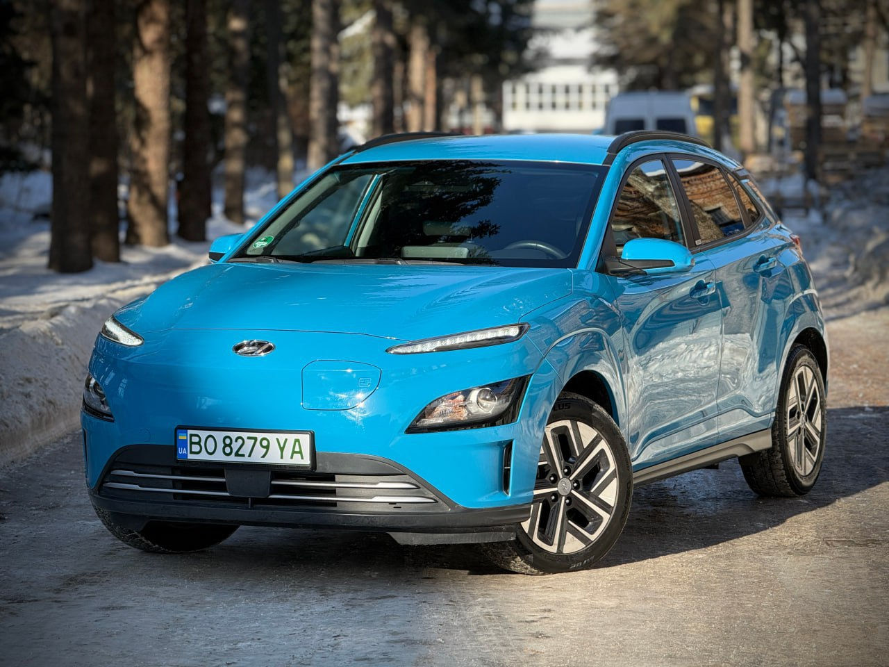 Електромобіль блакитного кольору 2021 Hyundai Kona Electric