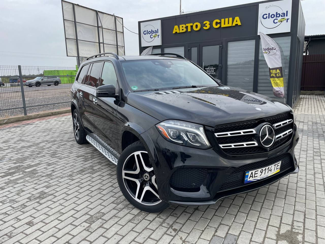 Чорний Mercedes GLS 550
на фоні Авто з США