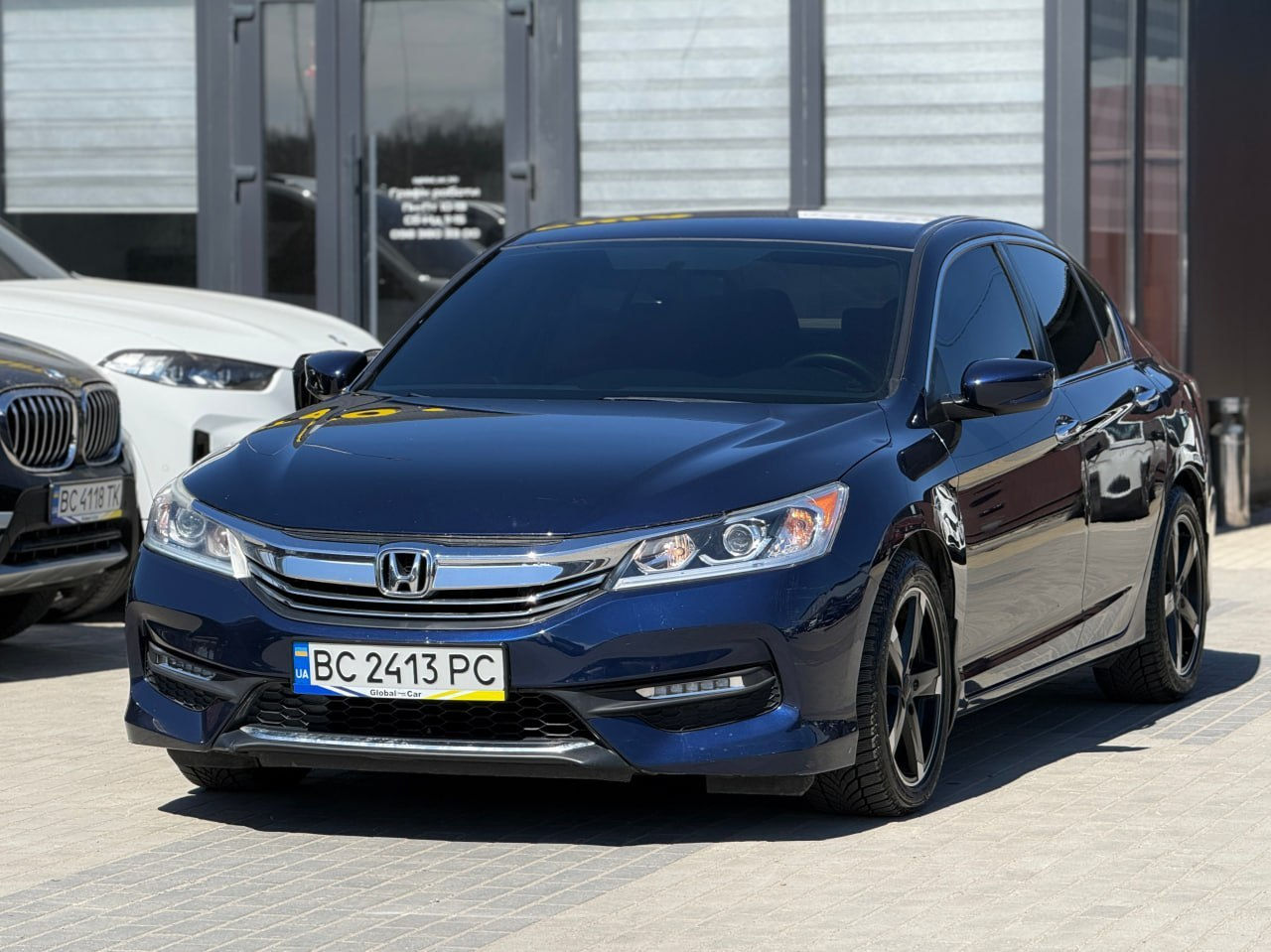 Автомобіль синього кольору 2016 Honda Accord LX на автомайданчику