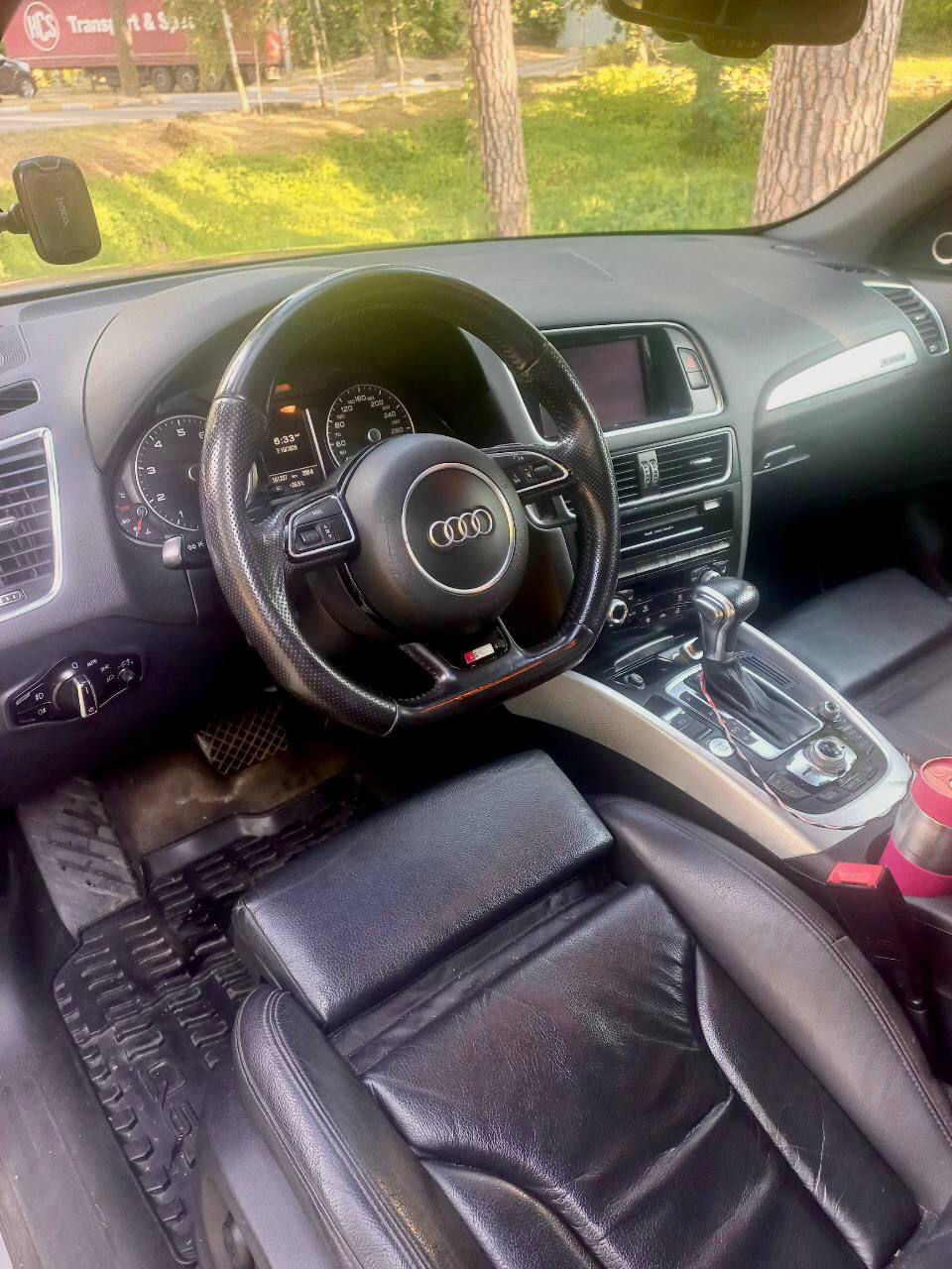 Прев'ю: Салон автомобіля 2015 Audi Q5 Technik S-Line