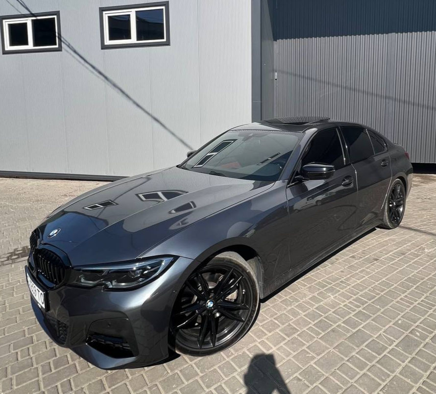 Прев'ю: Седан сірого кольору 2022 BMW 3 Series - 330I, біля будівлі, на бруківці