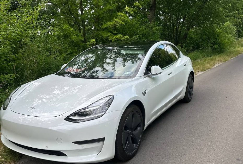 Білий електромобіль 2020 Tesla Model 3 Dual Motor