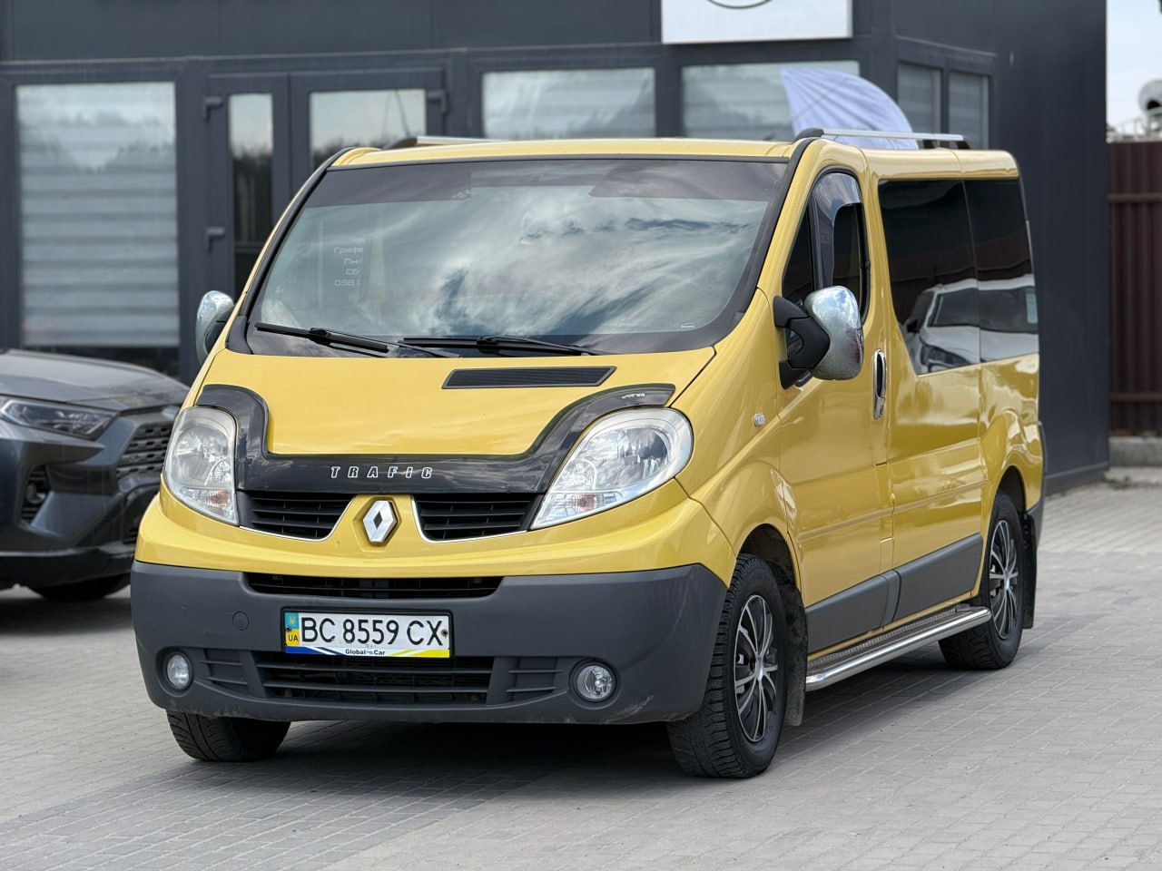 Жовтий мікроавтобус 2007 Renault Trafic на автомайданчику