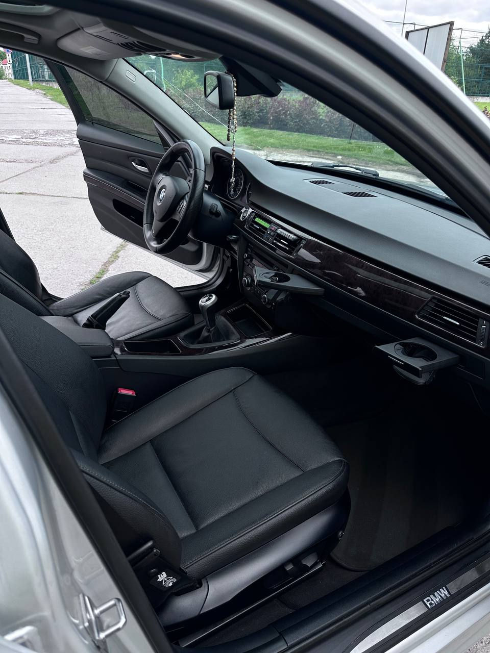 Прев'ю: Чорний, шкіряний салон автомобіля BMW 328I (E90), 2010 р.в.