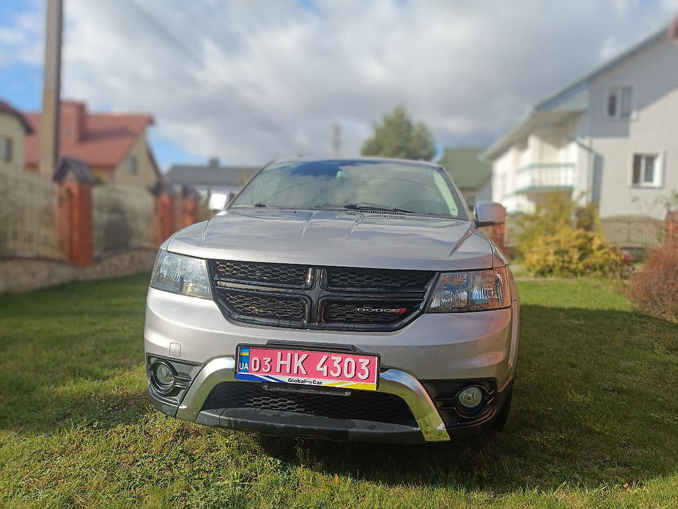 Прев'ю: Автомобіль Dodge Journey на зеленому газоні з червоним номерним знаком