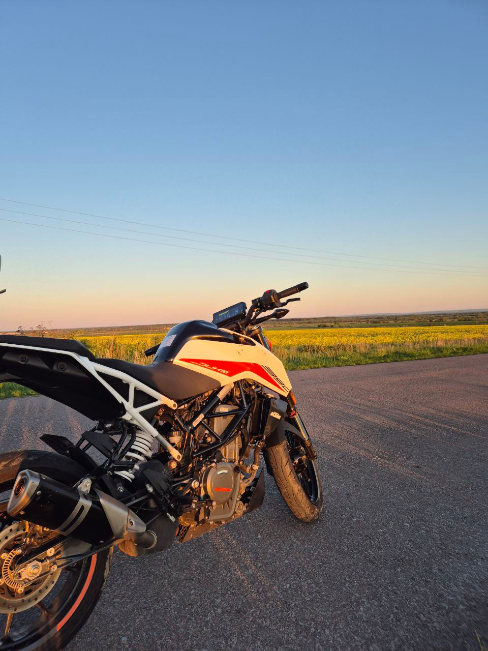 Прев'ю: Мотоцикл 2022 KTM 390 DUKE на фоні горизонту