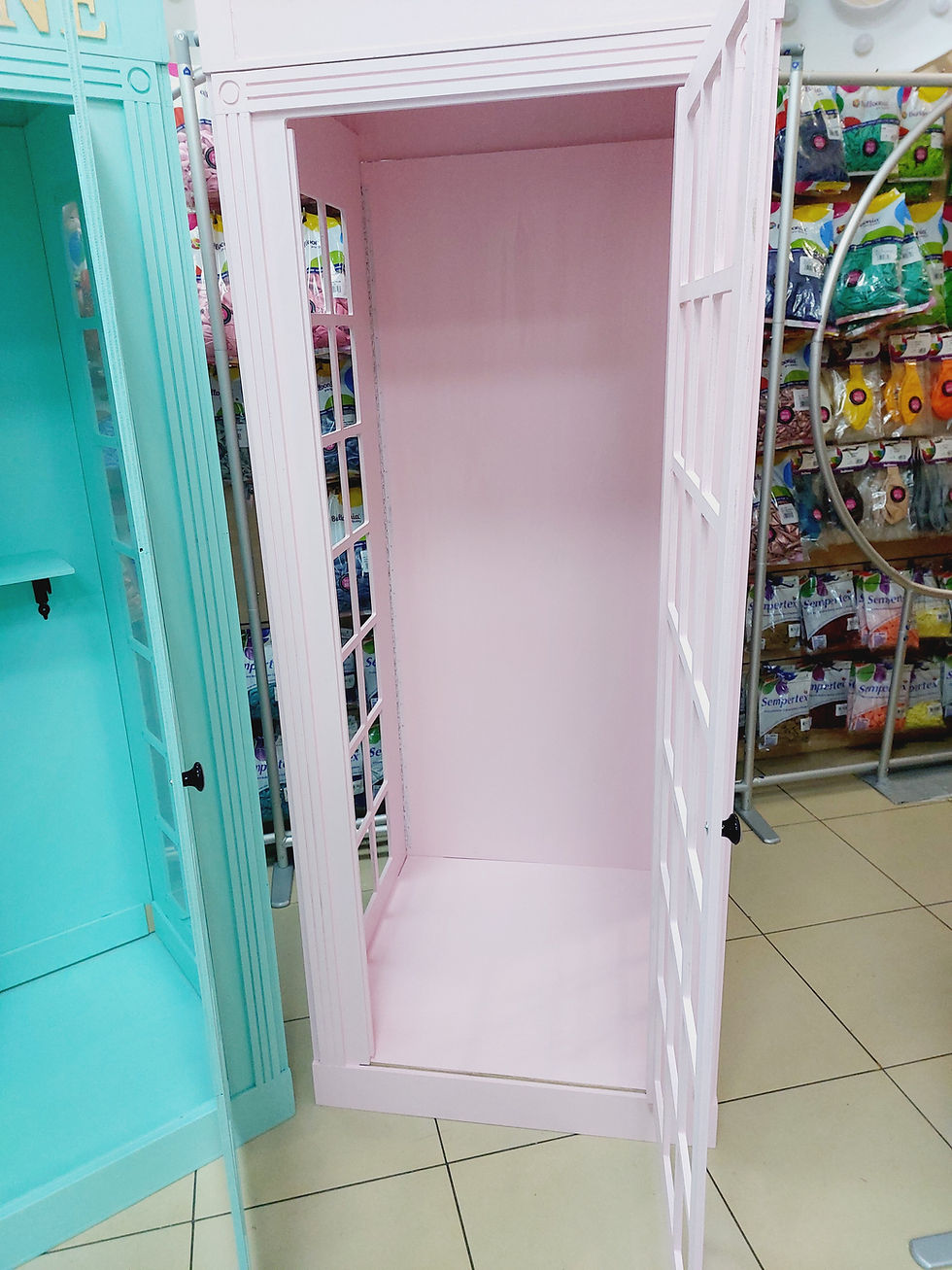 Miniatura: Cabine telefônica pintada