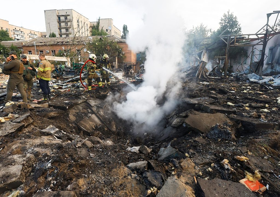 A firefighter works at a site in a residential area damaged during a Russian missile strike amid Russia’s attack on Ukraine. Kyiv, Ukraine. September 21, 2023. Image: Reuters/Valentyn Ogirenko.