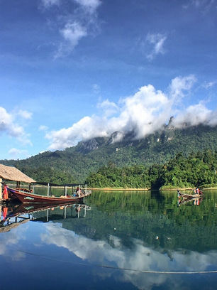 Klong Ka Raft House with calm lake and limestone mountain scenery at Cheow Lan Lake
