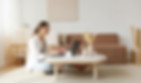 Femme qui travaille sur la création d'un site internet dans son salon