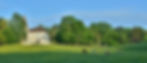 le chateau du domaine de silans avec des chevaux dans le parc devant