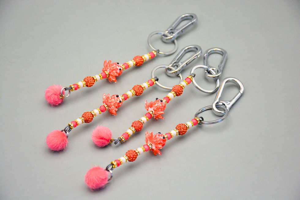 Miniaturbild: Porte-clés fait main Poulpe Corail avec perles assorties et pompon doux - O Bout de la Plume