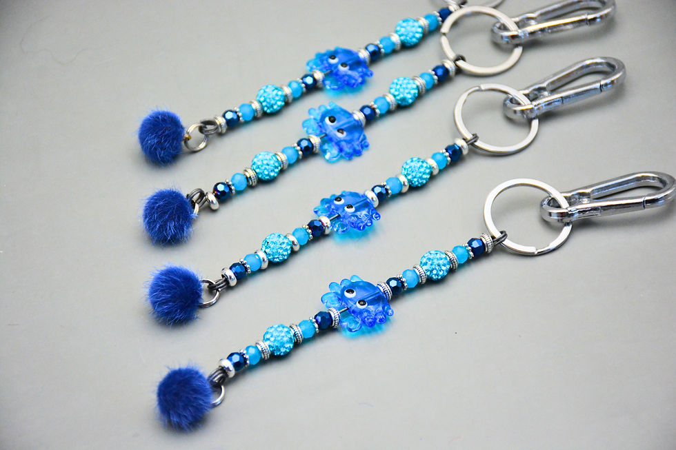 Porte-clés fait main Crabe Bleu avec perles assorties et pompon bleu