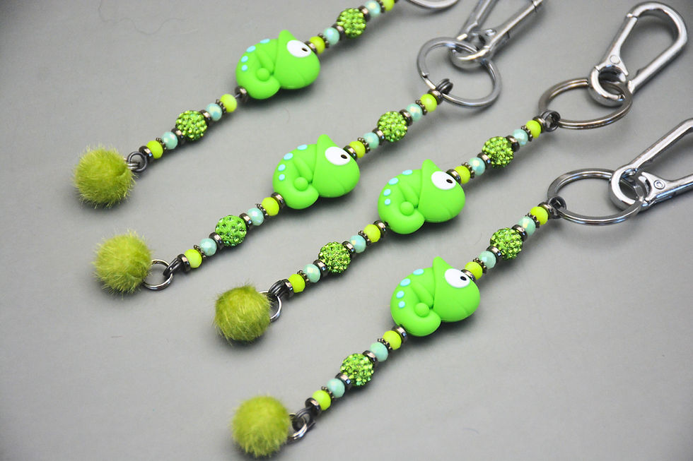 Miniaturbild: Porte-clés fait main Caméléon Vert avec perles assorties et pompon vert - O Bout de la Plume