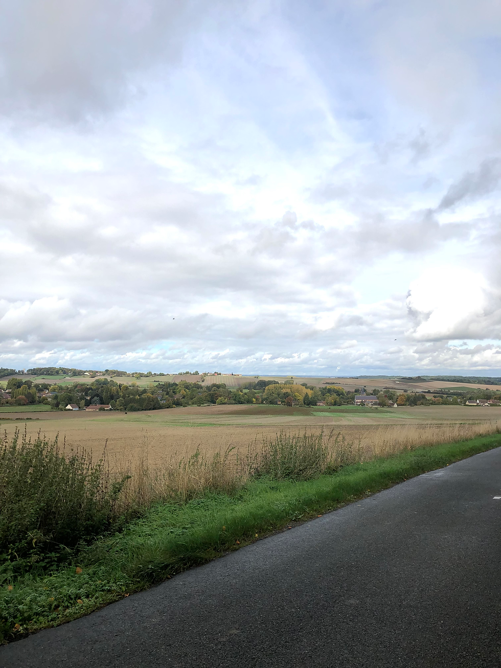 une jolie route de l'Oise en automne qui amène a un village typique 