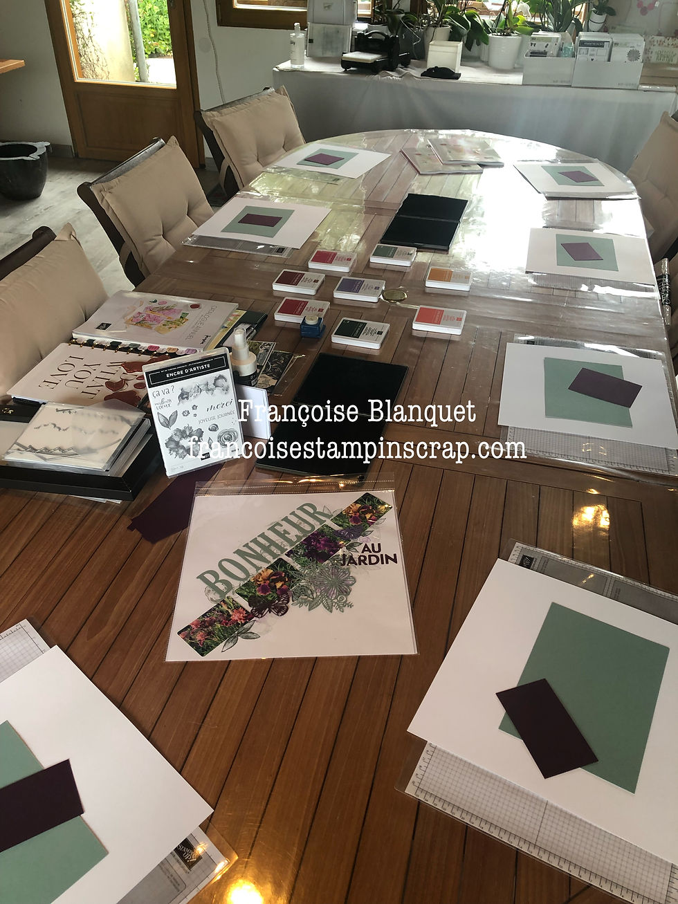 La table de scrap dans mon atelier est prête et vous attends pour un après midi créatif dans l'oise.Le kit papier est préparé.les encreurs et l'ensemble du materiel Stampin'Up! est a votre disposition.
