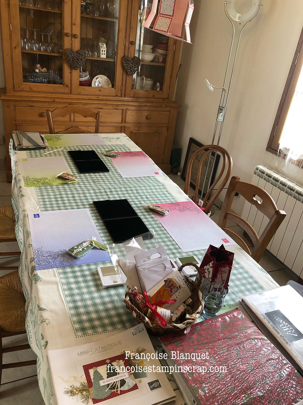 Une table de scrapbooking pour accueillir un atelier stampin up 