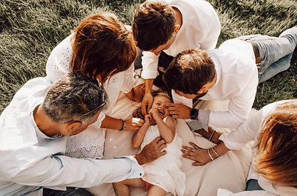 Photographie de famille autour d'une enfant qui rit
