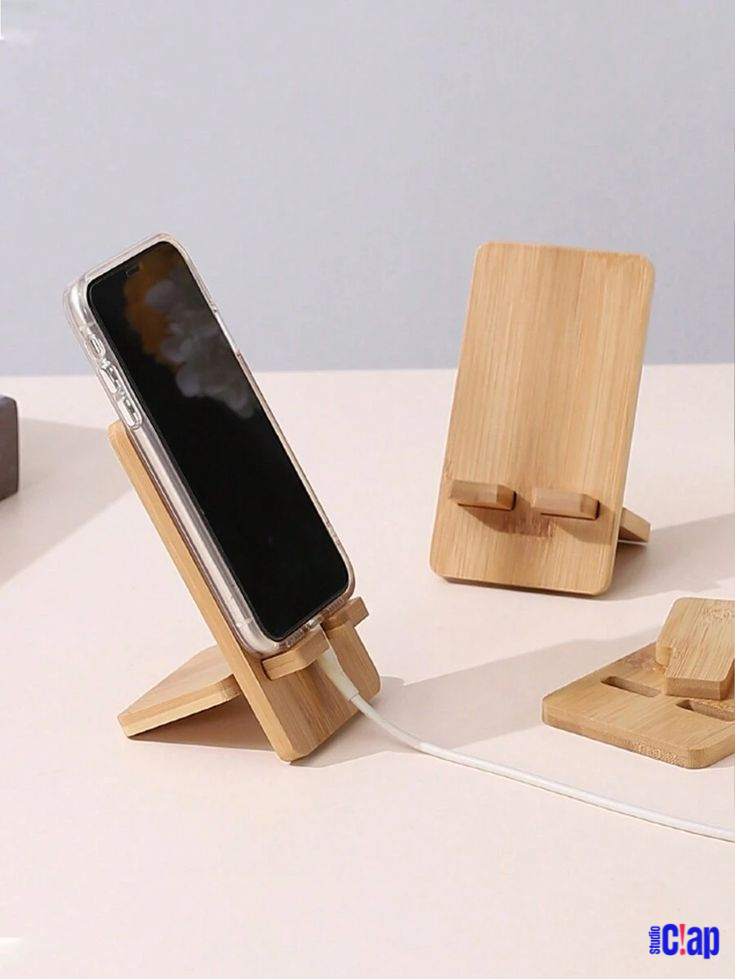 Un téléphone sur un support de téléphone en bois entrain de charger