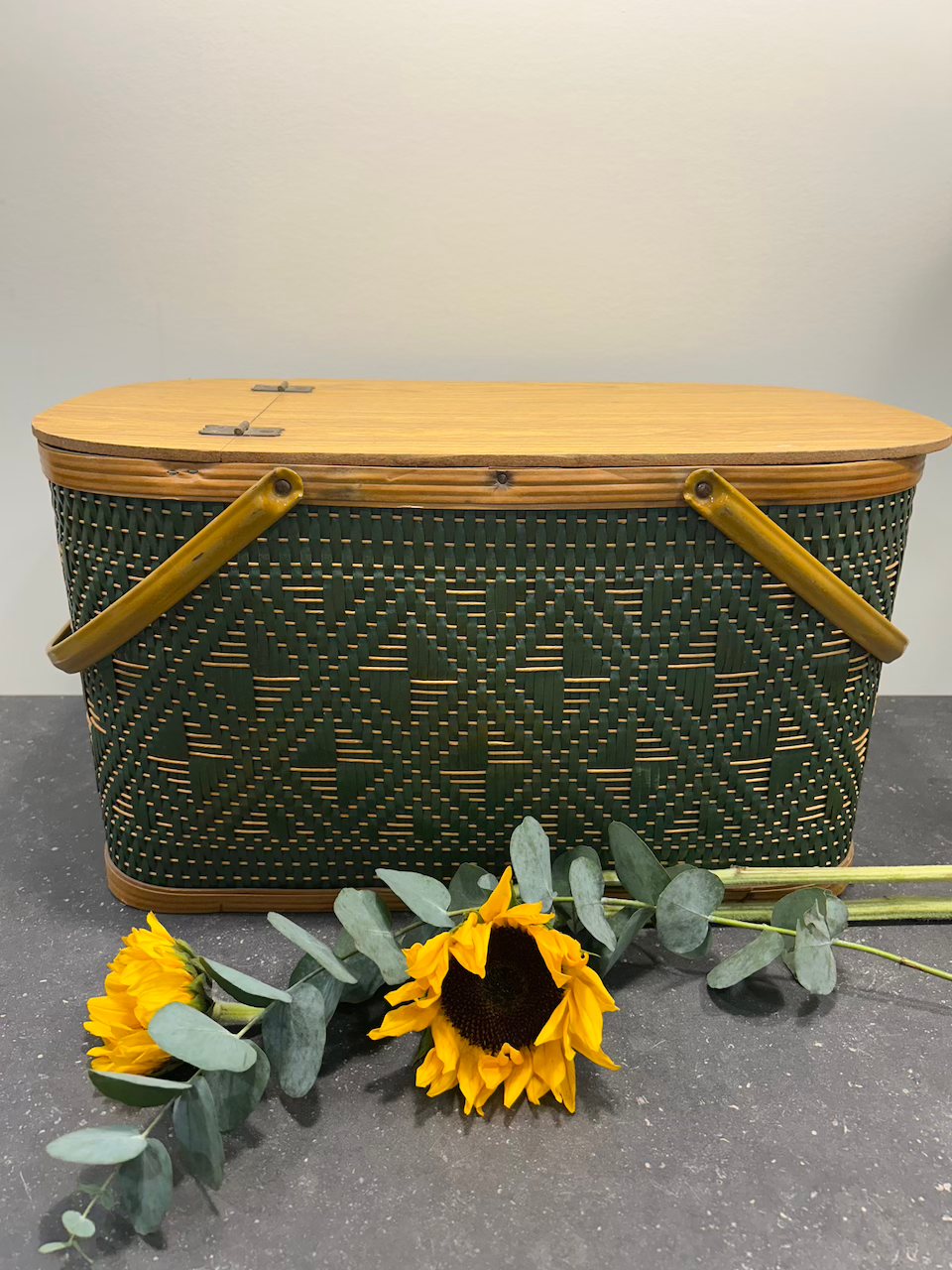 Vintage 1980 Burlington Hawkeye green picnic basket