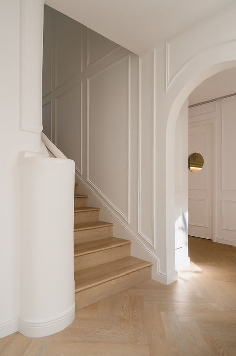 the-white-arcade-dubai-staircase-02-dora-tokai-designs