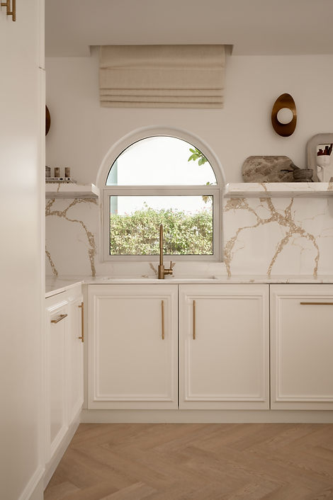 the-white-arcade-dubai-kitchen-04-dora-tokai-designs