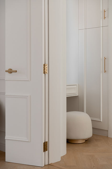 the-white-arcade-dubai-walk-in-wardrobe-02-dora-tokai-designs