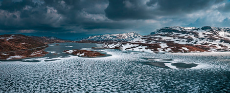 Panorama der verschneiten Landschaft des Nationalparks Hardangervidda mit Bergen und eisigen Seen in Norwegen.

Hardangervidda, Norwegen, Skandinavien