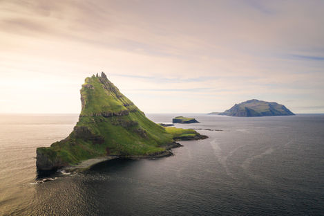 Insel Tindholmur und Mykines bei Sonnenuntergang, Färöer Inseln