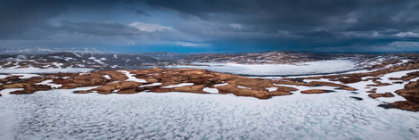 Gefrorene Seen im Landschaftspanorama der Hardangervidda in Norwegen. 

Hardangervidda, Norwegen, Skandinavien