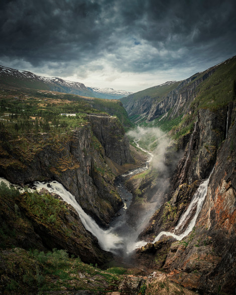 Wasserfall Voringsfossen in einem Tal im Nationalpark Hardangervidda von oben in Norwegen.

Voringsfossen, Eidfjord, Hardangervidda Nationalpark, Norwegen, Skandinavien