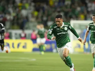 Vitor Roque brilha, Palmeiras vence Santos e amplia vantagem na liderança do Brasileirão
