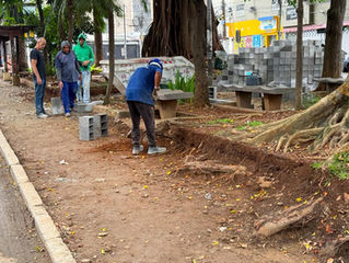 Obra na Praça Coronel Sandoval gera transtornos e obriga pedestres a andar pela rua no Tatuapé