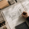 Professionelle Küchenplanung von AbiesAlba Planung: Eine detaillierte Architektur-Skizze einer modernen Küche, umgeben von hochwertigen Materialmustern wie Holz und Naturstein.